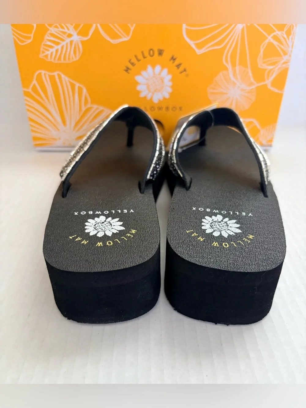 Yellow Box Mellow Mat Women’s Black Embellished Wedge Flip Flops Sz 9 - Picture 8 of 12